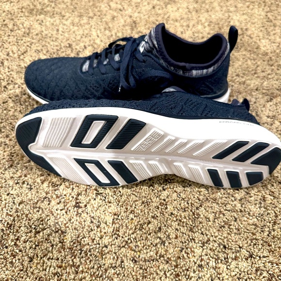 APL Women’s TechLoom Phantom Sneakers - Picture 5 of 8